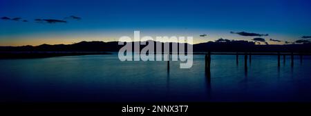 Salton Sea Beach sous le ciel de moody au coucher du soleil, Californie, États-Unis Banque D'Images