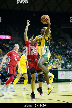 Ferrell Centre Waco, Texas, États-Unis. 25th févr. 2023. La garde des ours de Baylor Lady Catarina Ferreira (30) tire la balle contre le gardien des Red Raiders de Texas Tech Bre'Amber Scott (23) pendant la moitié 1st du basketball NCAA entre les Red Raiders de Texas Tech et les Baylor Lady Bears au Ferrell Centre Waco, Texas. Matthew Lynch/CSM/Alamy Live News Banque D'Images