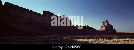 Formation rocheuse de Shiprock dans le désert, comté de San Juan, Nouveau-Mexique, États-Unis Banque D'Images