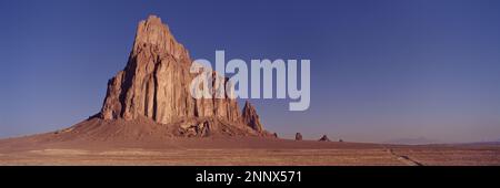 Paysage avec la formation rocheuse de Shiprock, comté de San Juan, Nouveau-Mexique, États-Unis Banque D'Images