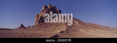 Paysage avec la formation de rocher de Shiprock, comté de San Juan, Nouveau-Mexique, États-Unis Banque D'Images