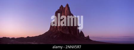 Formation rocheuse de Shiprock au coucher du soleil, comté de San Juan, Nouveau-Mexique, États-Unis Banque D'Images