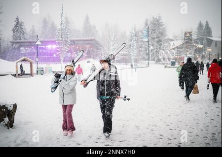 Les touristes de Whistler dans un après-midi enneigé en hiver. Whistler, C.-B., Canada. Banque D'Images