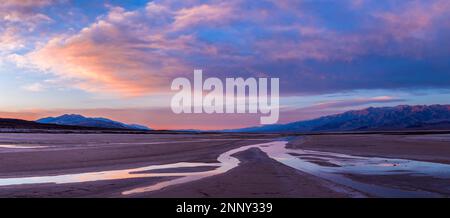 Désert au coucher du soleil, bassin de Cottonball, parc national de la Vallée de la mort, désert de Mojave, Californie, États-Unis Banque D'Images