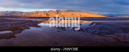 Désert au coucher du soleil, bassin de Cottonball, parc national de la Vallée de la mort, désert de Mojave, Californie, États-Unis Banque D'Images