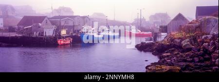 Bateaux de pêche amarrés dans le port de brume, Peggys Cove Harbour, Nouvelle-Écosse, Canada Banque D'Images