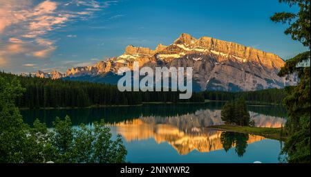Le mont Rundle se reflète dans deux lacs Jack au coucher du soleil, Banff, Alberta, Canada Banque D'Images