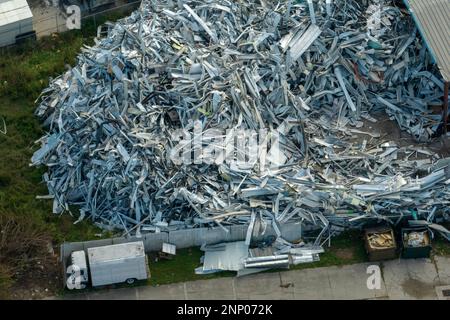 Vue aérienne d'une grande pile de ferraille de métal d'aluminium provenant de maisons brisées après que l'ouragan Ian a balayé la Floride. Recyclage des pièces cassées de la maison mobile Banque D'Images