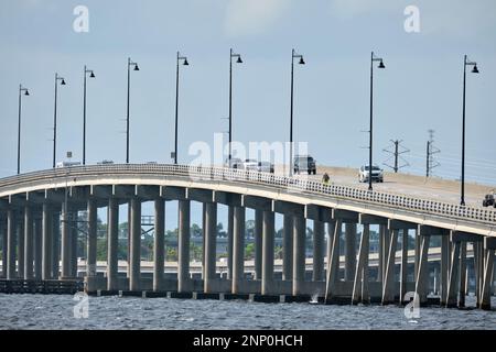 Pont Barron collier et pont Gilchrist en Floride avec circulation en mouvement. Infrastructure de transport dans le comté de Charlotte reliant Punta Gorda an Banque D'Images