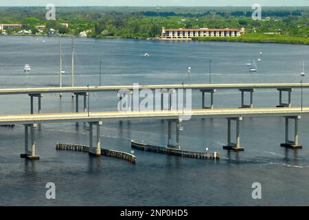 Pont Barron collier et pont Gilchrist en Floride avec circulation en mouvement. Infrastructure de transport dans le comté de Charlotte reliant Punta Gorda an Banque D'Images