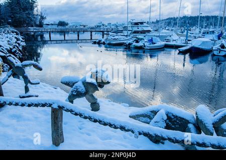 Statue à Eagle Harbour en hiver, Bainbridge Island, Washington, États-Unis Banque D'Images