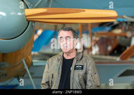 John Lanham, pilote avec Vintage Aviator Ltd dans hangar à Hood aérodrome, Masterton, Nouvelle-Zélande avec des avions de reproduction de la première Guerre mondiale et des expositions Banque D'Images