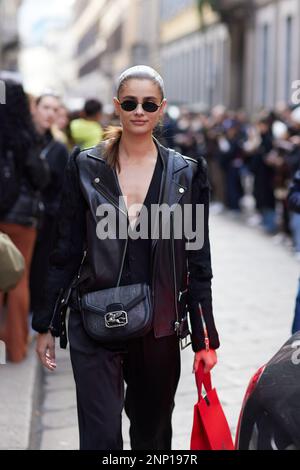 Surmodèle Taylor Hill à l'extérieur du spectacle de mode Ferrari pendant la semaine de mode de Milan vêtements pour femmes automne/hiver 2023/2024 Banque D'Images