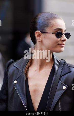 Surmodèle Taylor Hill à l'extérieur du spectacle de mode Ferrari pendant la semaine de mode de Milan vêtements pour femmes automne/hiver 2023/2024 Banque D'Images