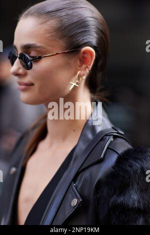 Surmodèle Taylor Hill à l'extérieur du spectacle de mode Ferrari pendant la semaine de mode de Milan vêtements pour femmes automne/hiver 2023/2024 Banque D'Images