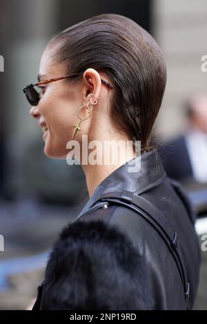 Surmodèle Taylor Hill à l'extérieur du spectacle de mode Ferrari pendant la semaine de mode de Milan vêtements pour femmes automne/hiver 2023/2024 Banque D'Images