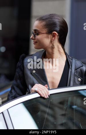 Surmodèle Taylor Hill à l'extérieur du spectacle de mode Ferrari pendant la semaine de mode de Milan vêtements pour femmes automne/hiver 2023/2024 Banque D'Images