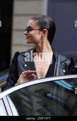 Surmodèle Taylor Hill à l'extérieur du spectacle de mode Ferrari pendant la semaine de mode de Milan vêtements pour femmes automne/hiver 2023/2024 Banque D'Images