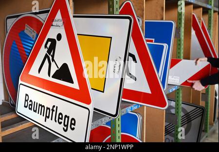Bruchsal, Allemagne. 08th févr. 2023. Chez la société Kurt Ries GmbH Schilderfabrik, les panneaux de signalisation sont prêts à être expédiés sur une étagère. La réglementation de la circulation routière régit ce à quoi doivent ressembler les panneaux de signalisation en Allemagne. Malgré la bureaucratie et des spécifications strictes, les signes peuvent être très différents à certains égards. (À dpa: «Biodiversité dans la forêt des signes») Credit: Uli Deck/dpa/Alay Live News Banque D'Images