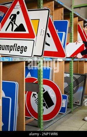 Bruchsal, Allemagne. 08th févr. 2023. Chez la société Kurt Ries GmbH Schilderfabrik, les panneaux de signalisation sont prêts à être expédiés sur une étagère. La réglementation de la circulation routière régit ce à quoi doivent ressembler les panneaux de signalisation en Allemagne. Malgré la bureaucratie et des spécifications strictes, les signes peuvent être très différents à certains égards. (À dpa: «Biodiversité dans la forêt des signes») Credit: Uli Deck/dpa/Alay Live News Banque D'Images