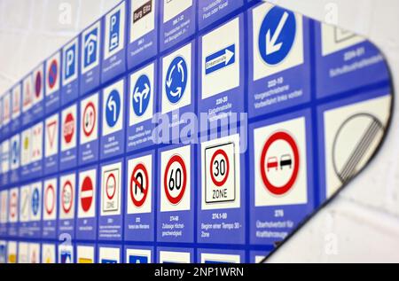 Bruchsal, Allemagne. 08th févr. 2023. À la société Kurt Ries GmbH Schilderfabrik, un panneau avec des symboles de divers panneaux de signalisation est accroché à un mur. La loi allemande sur la circulation routière réglemente à quoi doivent ressembler les panneaux de signalisation en Allemagne. Malgré la bureaucratie et des règlements stricts, les signes peuvent être très différents à certains égards. (À dpa: «Biodiversité dans la forêt des signes») Credit: Uli Deck/dpa/Alay Live News Banque D'Images