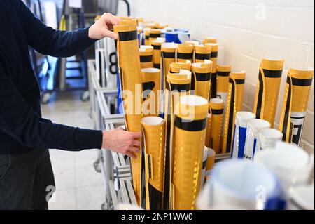 Bruchsal, Allemagne. 08th févr. 2023. Chez la société Kurt Ries GmbH Schilderfabrik, il y a des rouleaux de papier d'aluminium imprimés avec des panneaux de signalisation. La loi allemande sur la circulation routière réglemente à quoi doivent ressembler les panneaux de signalisation en Allemagne. Malgré la bureaucratie et des spécifications strictes, les signes peuvent être très différents à certains égards. (À dpa: «Biodiversité dans la forêt des signes») Credit: Uli Deck/dpa/Alay Live News Banque D'Images