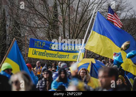 Seattle, États-Unis. 25th févr. 2023. Les manifestants tiennent une bannière disant « aider à sauver l'Ukraine » avec les drapeaux ukrainiens et américains affichés en évidence. Des manifestants pour la démocratie se sont rassemblés au Seattle Center pour marquer le premier anniversaire de l'invasion de l'Ukraine par la Russie. L'événement, organisé par des groupes locaux ukrainiens-américains, a attiré des participants de toute la région qui se sont réunis pour exiger la fin de l'agression russe et le retour à un régime démocratique en Ukraine. Crédit : SOPA Images Limited/Alamy Live News Banque D'Images