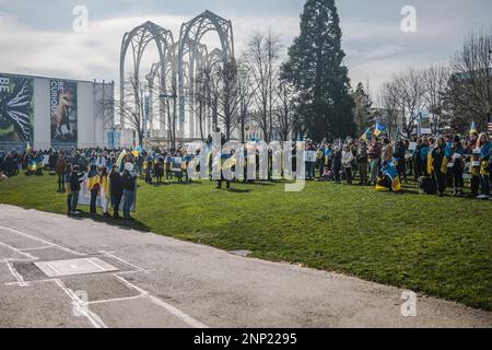 Seattle, États-Unis. 25th févr. 2023. Des manifestants se sont rassemblés dans des drapeaux ukrainiens au Seattle Center pendant la manifestation. Des manifestants pour la démocratie se sont rassemblés au Seattle Center pour marquer le premier anniversaire de l'invasion de l'Ukraine par la Russie. L'événement, organisé par des groupes locaux ukrainiens-américains, a attiré des participants de toute la région qui se sont réunis pour exiger la fin de l'agression russe et le retour à un régime démocratique en Ukraine. Crédit : SOPA Images Limited/Alamy Live News Banque D'Images