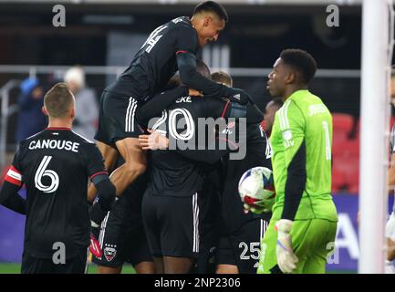 WASHINGTON, DC, États-Unis - 25 FÉVRIER 2023 : le défenseur DC United Andy Najar (14) saute sur le dos du gardien de but DC United Forward Christian Benteke (20) lors d'un match MLS entre le D.C United et le Toronto FC, on 25 février 2023, à Audi Field, à Washington, CC. (Photo de Tony Quinn-Alay Live News) Banque D'Images