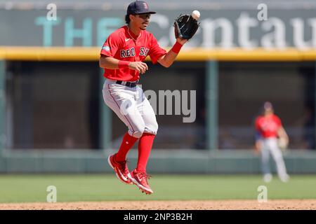 North Port FL USA: Boston Red Sox shortstop David Hamilton (80) champ une balle à court et lance à la première pour la sortie pendant un entraînement de printemps MLB g Banque D'Images