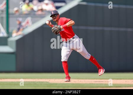 North Port FL USA: Boston Red Sox shortstop David Hamilton (80) champ le ballon et lance le premier pour la sortie lors d'un jeu d'entraînement de printemps de MLB aga Banque D'Images