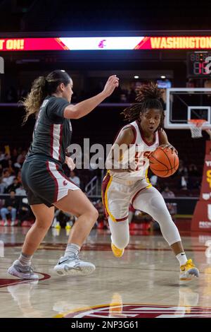 Les Trojans de Californie du Sud gardent Rokia Doumbia (52 ans) au deuxième quart-temps lors d'un match de saison régulière au Galen Center le samedi 25 février 2023 à Los Angeles, Calif. Les Trojans battent les Cougars 68-65. (Aliyah Navarro/image du sport) Banque D'Images