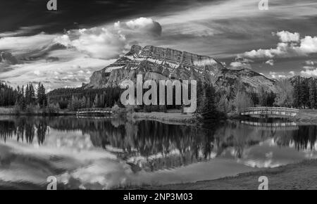 Le mont Rundle se reflète dans deux lacs Jack, Alberta, Canada Banque D'Images