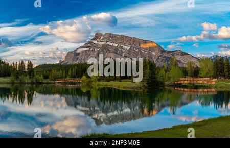 Le mont Rundle se reflète dans deux lacs Jack, Alberta, Canada Banque D'Images