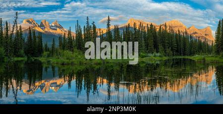 Le mont Rundle se reflète dans deux lacs Jack, Alberta, Canada Banque D'Images