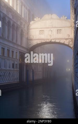 VENISE, ITALIE - FEBRARY 17 2023 : le pont des Soupirs dans le brouillard Banque D'Images