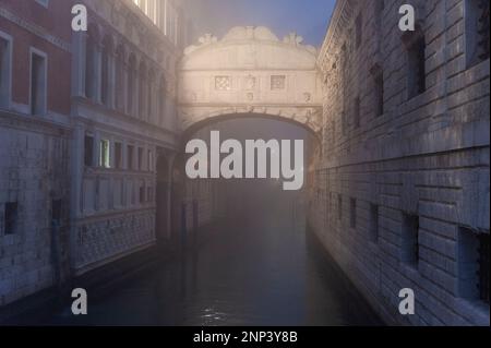 VENISE, ITALIE - FEBRARY 17 2023 : le pont des Soupirs dans le brouillard Banque D'Images