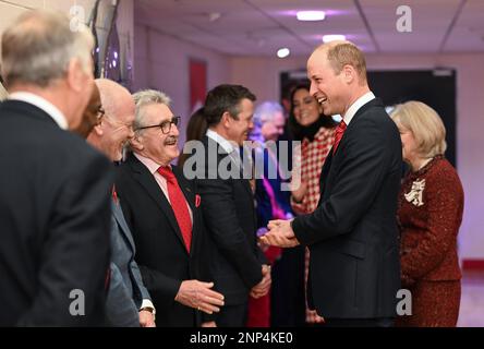 Le Prince de Galles s'est exprimé devant Gerald Davies lorsqu'il arrive au match des six Nations du pays de Galles contre l'Angleterre au stade de la Principauté à Cardiff, au pays de Galles. Date de la photo: Samedi 25 février 2023. Banque D'Images