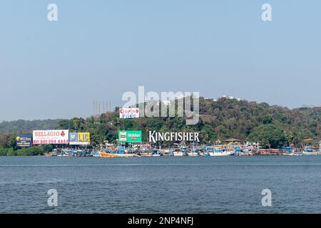 Panjim, Goa, Inde - janvier 2023: Une vue sur le côté Porvorim de la rivière Mandovi avec des annonces de Kingfisher et des casinos de Panaji. Banque D'Images