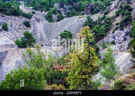 Partie d'une carrière de marbre de Penteli abandonnée à Attika, Grèce. Penteli est une montagne, à 18 km au nord d'Athènes, d'où la pierre a été fournie pour les contre Banque D'Images