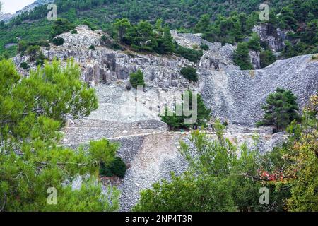 Partie d'une carrière de marbre de Penteli abandonnée à Attika, Grèce. Penteli est une montagne, à 18 km au nord d'Athènes, d'où la pierre a été fournie pour les contre Banque D'Images