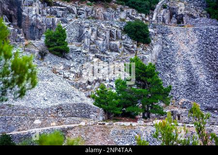 Partie d'une carrière de marbre de Penteli abandonnée à Attika, Grèce. Penteli est une montagne, à 18 km au nord d'Athènes, d'où la pierre a été fournie pour les contre Banque D'Images