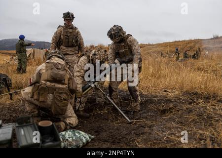 Hijudai, Japon. 24th févr. 2023. ÉTATS-UNIS Les Marines avec l'équipe de l'atterrissage du bataillon 1/4, 31st Marine Expeditionary Unit, et les soldats avec l'équipe de l'atterrissage régimentaire 1st, force d'autodéfense au sol du Japon, prennent part à un exercice de tirs de mortier bi-latéral à Hijudai, Japon, le février. 24, 2023. L'exercice a été mené pour communiquer et coordonner efficacement les tactiques de mortier bi-latéral pendant Iron Fist 23. Iron Fist est un exercice bilatéral annuel conçu pour accroître l'interopérabilité et renforcer les relations entre les États-Unis Corps de la marine, États-Unis La Marine, le JGSDF, et la Maritime du Japon Banque D'Images