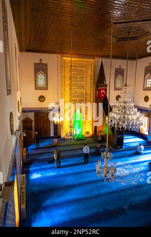Photo de fond verticale islamique. Prières à la mosquée Veli d'Ankara Haci Bayram. Ankara Turkiye - 5.16.2022 Banque D'Images