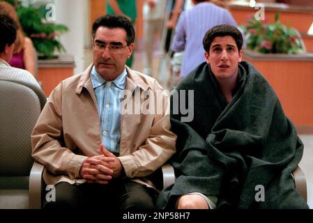 EUGENE LEVY et JASON BIGGS dans AMERICAN PIE 2 (2001), dirigé par JAMES B. ROGERS. Crédit : PHOTOS / Album UNIVERSEL Banque D'Images