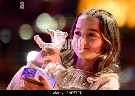 Berlin, Allemagne. 25th févr. 2023. Sofia Otero est heureuse de recevoir l'ours d'argent pour la meilleure performance d'action dans un rôle de premier plan dans le film '20,000 especies de abejas'. Credit: Fabian Sommer/dpa/Alay Live News Banque D'Images