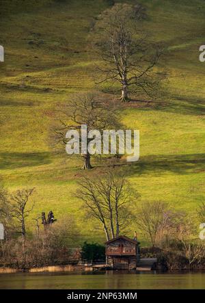 Magnifique paysage d'hiver vues sur les chaînes de montagnes autour d'Ullswater dans Lake District vue depuis le bateau sur le lac Banque D'Images