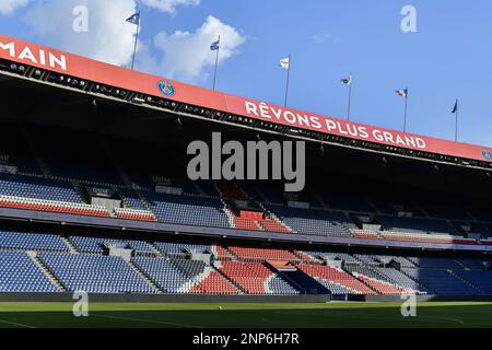 Vue d'ensemble (vue d'ensemble atmosphère ou ambiance illustration) avec la pelouse avant l'entraînement public de l'équipe de football de Paris Saint-Germain (PSG) sur 24 février 2023 au stade du Parc des Princes à Paris, France - photo: Victor Joly / DPPI/LiveMedia Banque D'Images