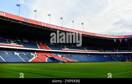 Vue générale (vue d'ensemble atmosphère ou ambiance illustration) avec la pelouse avant l'entraînement public de l'équipe de football de Paris Saint-Germain (PSG) sur 24 février 2023 au stade du Parc des Princes à Paris, France - photo Victor Joly / DPPI Banque D'Images