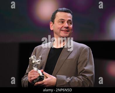 Berlin, Allemagne. 25th févr. 2023. Christian Petzold, réalisateur du film 'Afire', parle après avoir reçu le Grand Prix du jury de l'ours d'argent lors du Festival International du film de Berlin 73rd à Berlin, en Allemagne, le 25 février 2023. Crédit: REN Pengfei/Xinhua/Alay Live News Banque D'Images